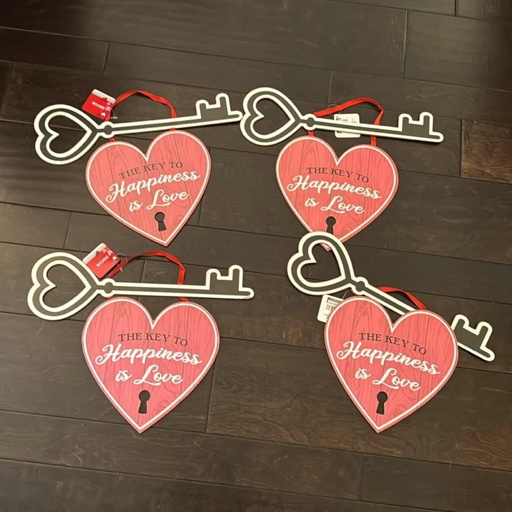 Valentine key to heart set of 4 NWT